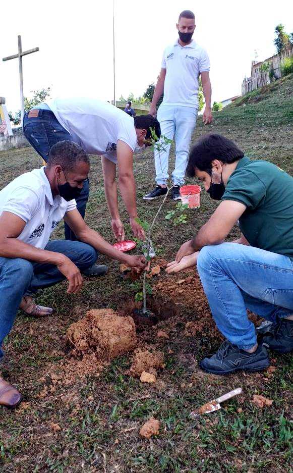 Camacã: Secretaria de Agricultura e Meio Ambiente em parceria com o Lions Clube e Maçonaria, realizam plantio de árvores e homenageia o empresário Eds